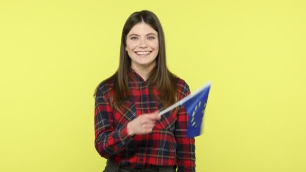 Šťastná Pozitivní Žena Kostkované Košili Mávající Vlajkou Evropské Unie Dívající — Stock video