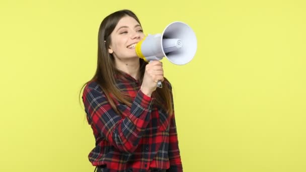 Mladá Brunetka Kostkované Košili Mluví Megafonem Hlásá Zprávy Hlasitě Ohlašuje — Stock video