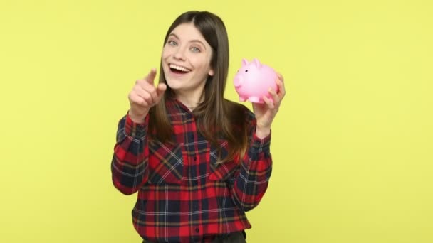 Mujer Sonriente Positiva Con Camisa Cuadros Sosteniendo Alcancía Sugiriéndole Que — Vídeos de Stock