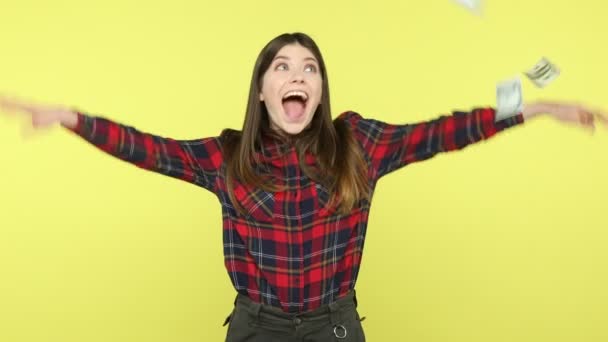 Emocionado Ganador Lotería Mujer Feliz Camisa Cuadros Mirando Hacia Arriba — Vídeos de Stock