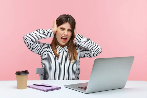 Mujer Negocios Irritado Agotado Cubriendo Los Oídos Con Las Manos — Foto de Stock