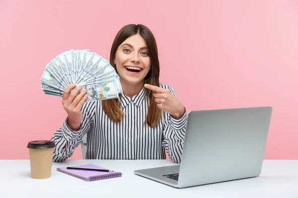 Emocionada Mujer Negocios Positiva Señalando Con Dedo Los Billetes Cien — Foto de Stock