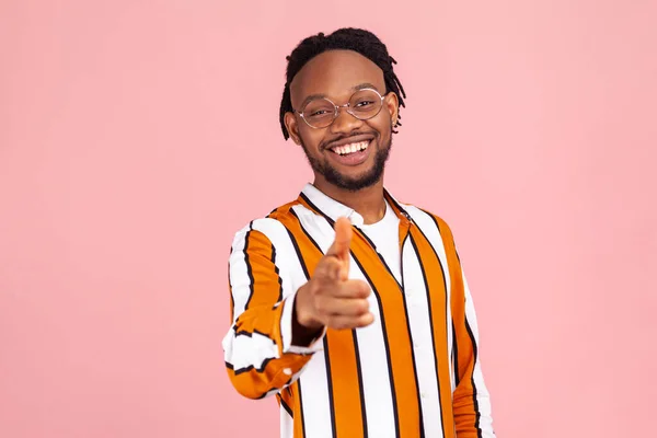 Hombre Afro Americano Sonriente Positivo Con Rastas Camisa Rayada Eligiéndote —  Fotos de Stock