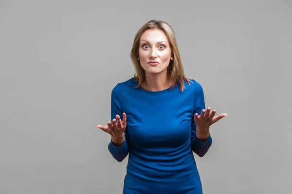 Cómo Pudiste Retrato Mujer Infeliz Decepcionada Elegante Vestido Azul Apretado — Foto de Stock