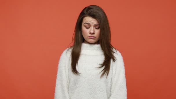 Unglückliche Traurige Frau Weißem Flauschigem Pullover Die Die Augen Senkt — Stockvideo