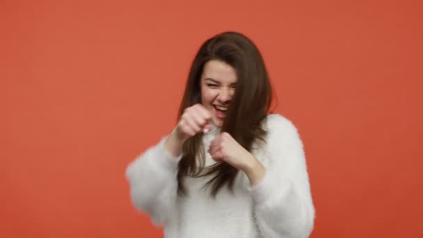Sorrindo Mulher Positiva Suéter Branco Fofo Segurando Punhos Prontos Para — Vídeo de Stock