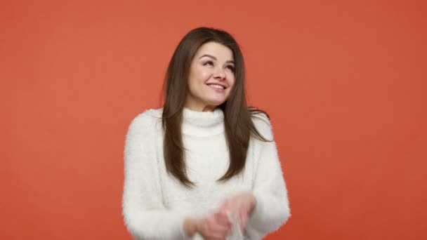 Positief Geïnspireerde Vrouw Met Bruin Haar Pluizig Wit Trui Dromen — Stockvideo