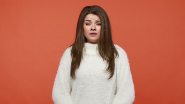 Mulher Nervosa Ansiosa Suéter Branco Olhando Para Lados Pânico Pressionando — Vídeo de Stock
