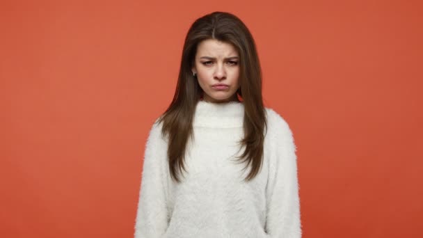Sangat Marah Frustrasi Wanita Dalam Sweater Putih Menunjukkan Dan Memegang — Stok Video