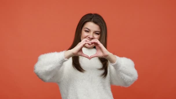 Atractiva Mujer Positiva Suéter Blanco Esponjoso Que Muestra Signo Del — Vídeo de stock