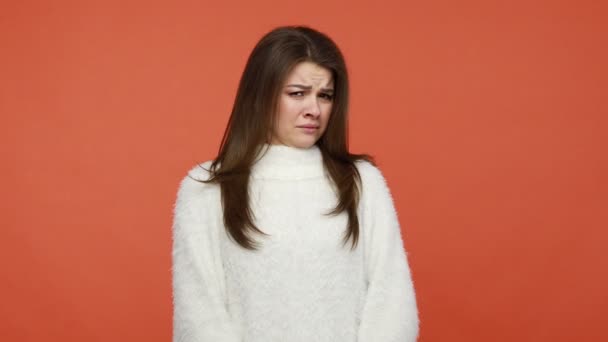 Quiero Ver Esto Mujer Morena Confundida Asustada Suéter Blanco Esponjoso — Vídeo de stock