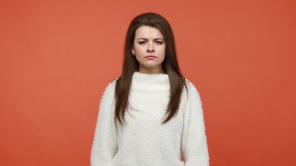 Mulher Impaciente Descontente Suéter Branco Apontando Para Exibição Relógio Parede — Vídeo de Stock