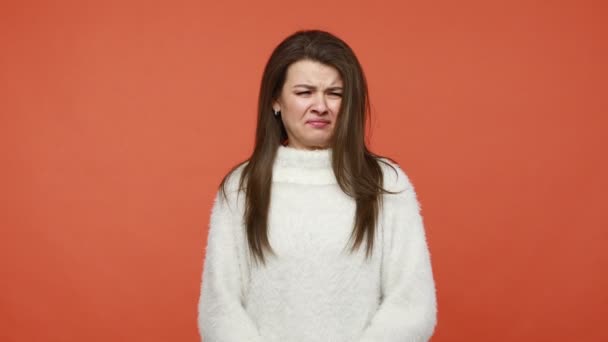 Verward Ongelukkige Vrouw Witte Pluizige Trui Houdt Haar Adem Grijpende — Stockvideo