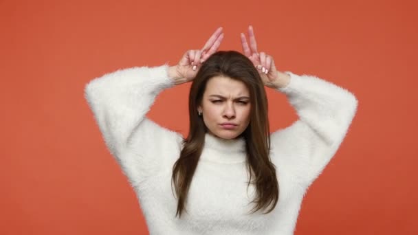 Mulher Irritada Suéter Branco Mostrando Chifres Touro Segurando Dedos Cabeça — Vídeo de Stock