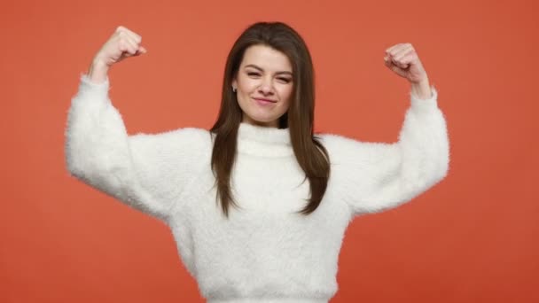 Soy Fuerte Independiente Mujer Feliz Positiva Exitosa Suéter Blanco Esponjoso — Vídeos de Stock