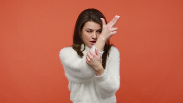 Femme Attrayante Pull Blanc Avec Les Cheveux Bruns Regardant Autour — Video