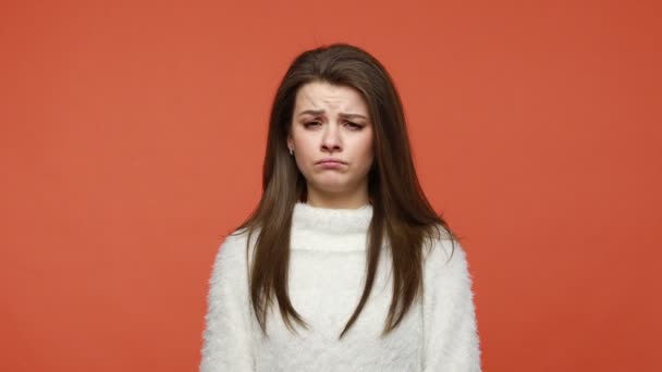 Ongelukkig Gefrustreerde Vrouw Witte Trui Met Bruin Haar Met Verliezer — Stockvideo