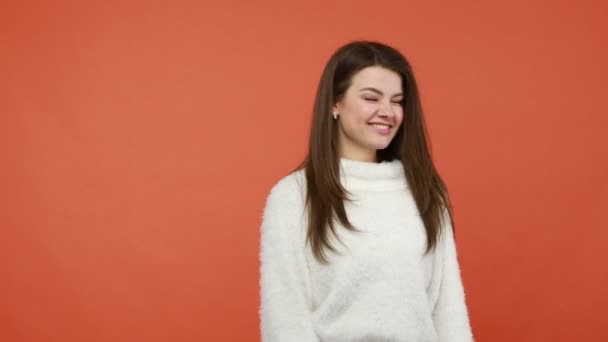 Vrolijke Positieve Brunette Vrouw Pluizige Witte Trui Dansen Het Maken — Stockvideo