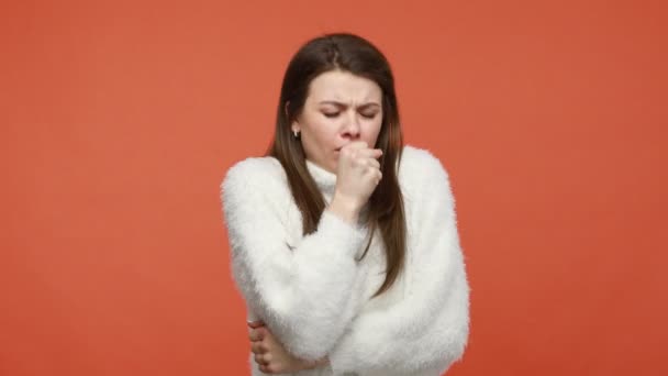 Ongezonde Trieste Vrouw Bruin Haar Pluizige Witte Trui Hoesten Met — Stockvideo
