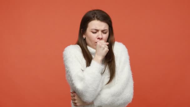 Ungesunde Traurige Frau Braune Haare Flauschigen Weißen Pullover Hustet Mit — Stockvideo