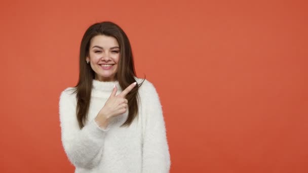 Olha Anuncia Aqui Sorrindo Mulher Morena Positiva Suéter Branco Fofo — Vídeo de Stock