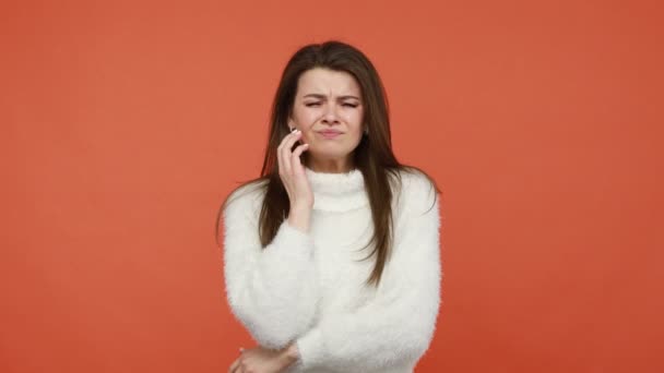 Dientes Sensibles Mujer Infeliz Suéter Blanco Mullido Que Sufre Dolor — Vídeo de stock