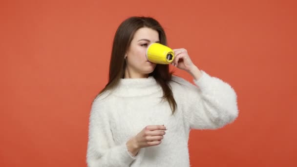 Dents Sensibles Émail Endommagé Femme Brune Buvant Une Boisson Chaude — Video