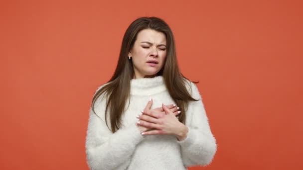 Srdeční Problémy Nešťastná Smutná Brunetka Bílém Svetru Palčivý Hrudník Pocit — Stock video