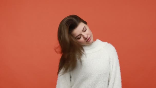 Atrakcyjna Brunetka Białym Puszystym Swetrze Cieszącym Się Jej Fryzurą Poruszającą — Wideo stockowe