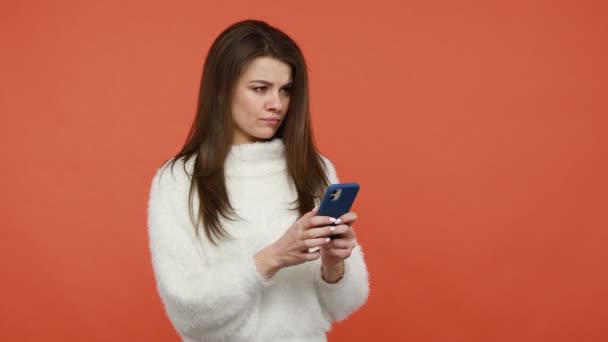 Mulher Morena Bonita Concentrada Suéter Branco Fofo Digitando Smartphone Conversando — Vídeo de Stock