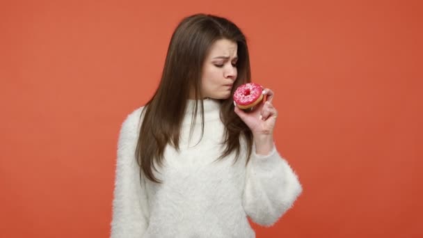 Mulher Morena Magro Cheirando Donut Maçã Mordedora Fazendo Escolha Entre — Vídeo de Stock