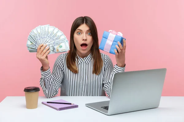 Trabalhadora Escritório Chocada Segurando Notas Dólar Caixa Presente Olhando Para — Fotografia de Stock