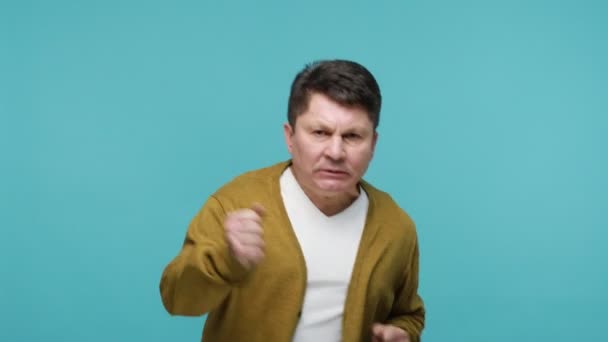 Zły Agresywny Brunetka Średnim Wieku Mężczyzna Shirt Sweter Trzymając Zaciśnięte — Wideo stockowe