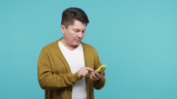 Tankevækkende Moden Mand Hvid Shirt Cardigan Surfing Internet Smartphone Ind – Stock-video