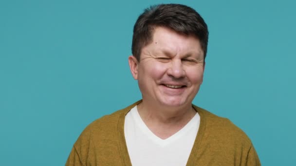 Portret Zabawny Uśmiechnięty Dojrzały Brunetka Mężczyzna Białym Shircie Sweter Mruga — Wideo stockowe