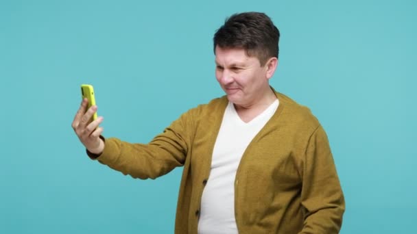 Hombre Moreno Divertido Mediana Edad Camiseta Cárdigan Mirando Reflejo Cámara — Vídeos de Stock