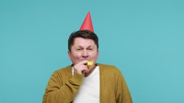 Alegre Homem Meia Idade Positivo Chapéu Festa Camiseta Branca Com — Vídeo de Stock