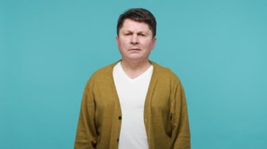 Beyaz tişörtlü, hırkalı, ciddi orta yaşlı bir adam reddederek ya da uyarı jesti yaparak avucunu kaldırıyor. Yeteri kadar içki yasağı sembolü, vücut dili göstermiyor. Mavi arka planda kapalı stüdyo çekimi