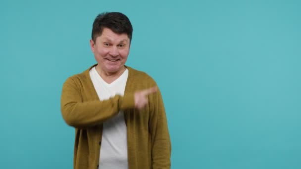Annoncer Her Glædelig Positiv Midaldrende Mand Shirt Cardigan Peger Væk – Stock-video