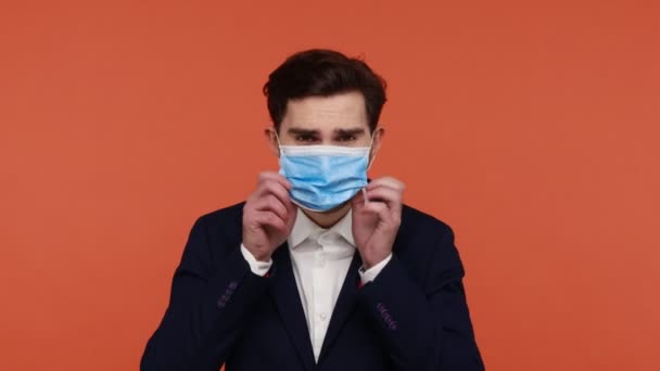 Młody Brodaty Przystojniak Zakłada Zdejmuje Maskę Medyczną Chroni Przed Wirusem — Wideo stockowe
