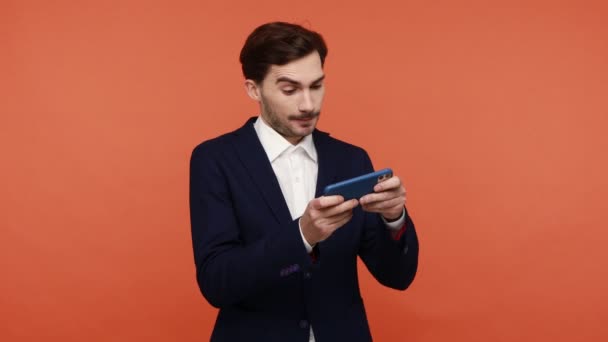Skäggig Kontorsarbetare Som Har Roligt Spelar Virtuella Spel Smarttelefon Pausen — Stockvideo
