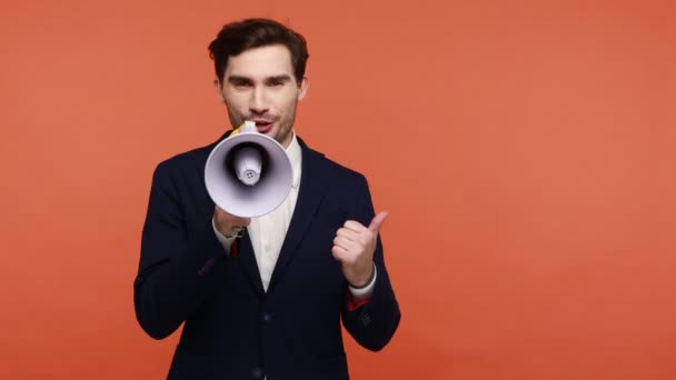 Emocional Jovem Empresário Fazendo Anúncio Proclamando Notícias Falando Megafone Gesticulando — Vídeo de Stock