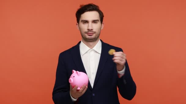 Bruneta Úspěšný Podnikatel Drží Prasátko Banky Zlaté Mince Rukou Přikyvující — Stock video