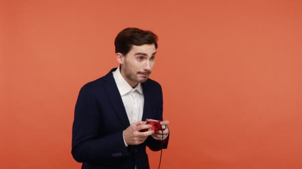 Jovem Jogador Atraente Jogando Videogame Com Joystick Com Fio Divertindo — Vídeo de Stock