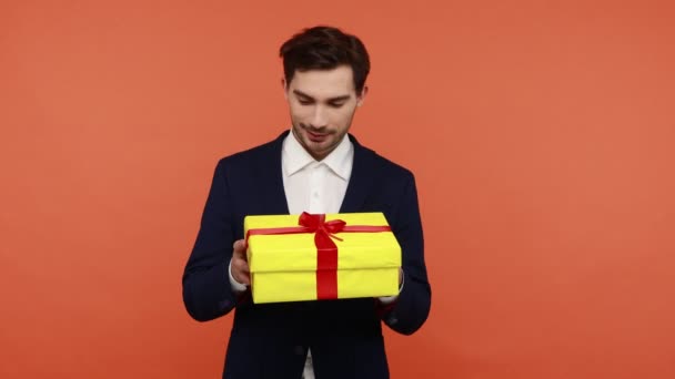 Bell Uomo Bruna Che Tiene Mano Scatola Regalo Gialla Scuotendo — Video Stock