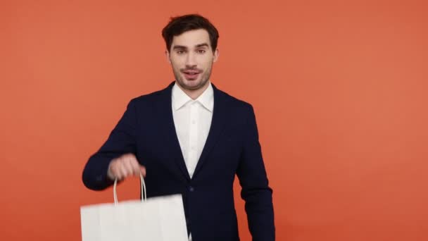 Alışveriş Çantası Kart Tutan Bir Işadamı Üzerinde Yazıt Satışı Olan — Stok video