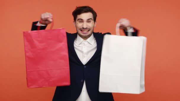 Feliz Hombre Barbudo Emocionado Compras Bolsas Siendo Feliz Compras Exitosas — Vídeo de stock