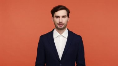Hayır dedim! Siyah takım elbiseli beyaz sakallı bir adam X işaretinde kollarını kavuşturuyor. Reddetme hareketi, yasaklanmış erişim uyarısı, vücut dili. Turuncu arka planda kapalı stüdyo çekimleri