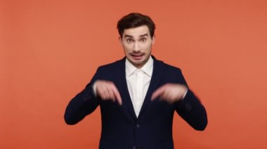 Duygusal ofis çalışanı aşağıya bakıyor, kameraya bakıyor ve reklam alanını ticari metin için gösteriyor, aşağıdaki abone kullanım düğmesini soruyor. Turuncu arka planda kapalı stüdyo çekimleri