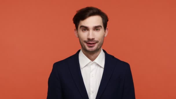 Resmi Tarzda Giyinmiş Mutlu Sakallı Bir Adamın Portresi Kamerayı Işaret — Stok video